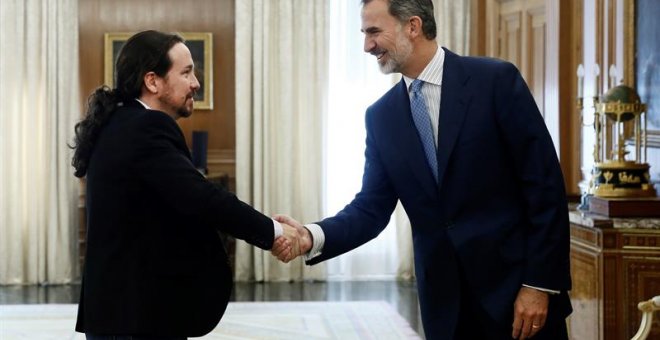 El rey Felipe VI recibe en audiencia al líder de Unidas Podemos Pablo Iglesias, en la segunda jornada de la ronda de consultas sobre la investidura de Pedro Sánchez. /EFE