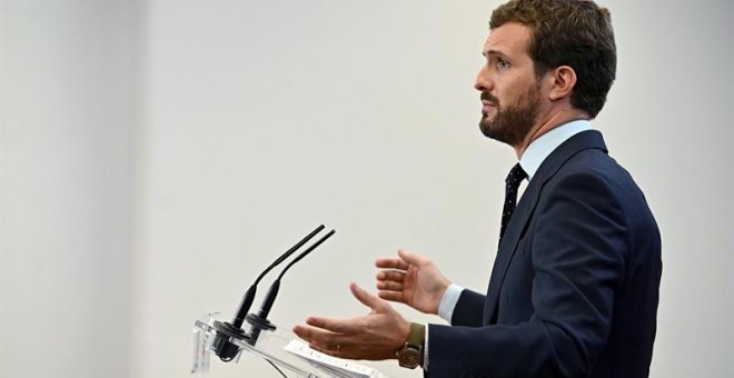 El presidente del PP, Pablo Casado, durante la rueda de prensa ofrecida esta tarde en el Congreso de los Diputados, tras su audiencia con el rey Felipe, en el marco de la segunda jornada de la ronda de consultas de cara a la posible investidura de Pedro