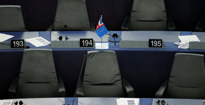 Un banderín con los colores de la 'Unión Jack' (como se conoce a la bandera del Reino Unido) y de bandera de la UE, en uno de los escaños del Parlamento Europeo. REUTERS/Vincent Kessler