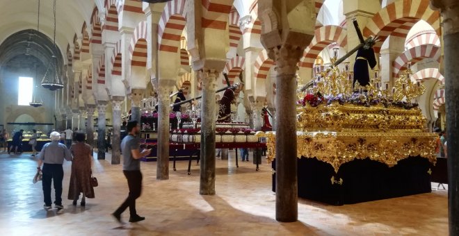 Pasos de Semana Santa en el interior de la Mezquita de Córdoba.