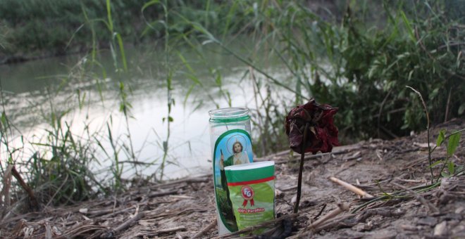 Fotografía de una veladora en la orilla del Río Bravo.- EFE