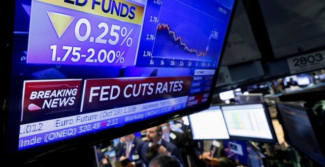Un monitor de televisión en el patio de negociación de la Bolsa de Nueva York (NYSE, en sus siglas en inglés) anuncia el nuevo recorte de los tipos de interés en EEUU. REUTERS/Brendan McDermid