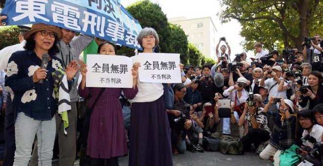 Activistas protestan ante el tribunal que absolvió a los directivos de Tepco. (EFE)
