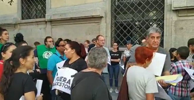 Decenas de personas se concentraron frente al Ayuntamiento de Madrid para pedir al alcalde, José Luis Martínez-Almeida, y a la Fiscalía que recurran su absolución.