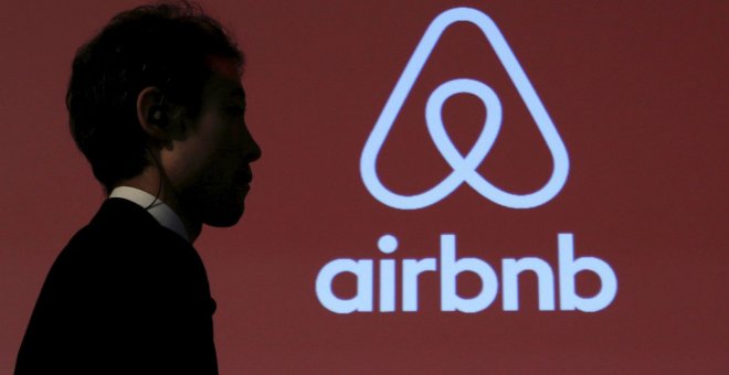 19/09/2019 - Un hombre junto a un cartel de Airbnb, en una imagen de archivo / EFE