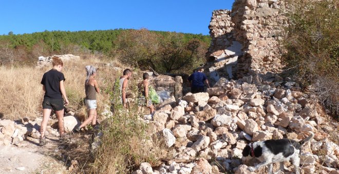 19/09/2019 - Voluntarios recorriendo el pueblo reconstruido de Fraguas.