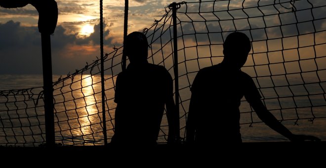 Dos migrantes en la puesta de sol en Lampedusa.  REUTERS/Darrin Zammit Lupi