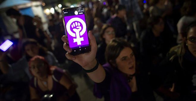 Manifestación en Santander de la campaña "La noche violeta de la emergencia femenina". / PEDRO PUENTE HOYOS (EFE)