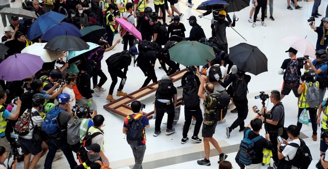 Instante del choque de fuerzas en un centro comercial de Hong Kong. REUTERS/Aly Song