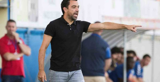 Xavi Hernández dando instrucciones desde el banquillo del Al-Saad de Catar. /EFE