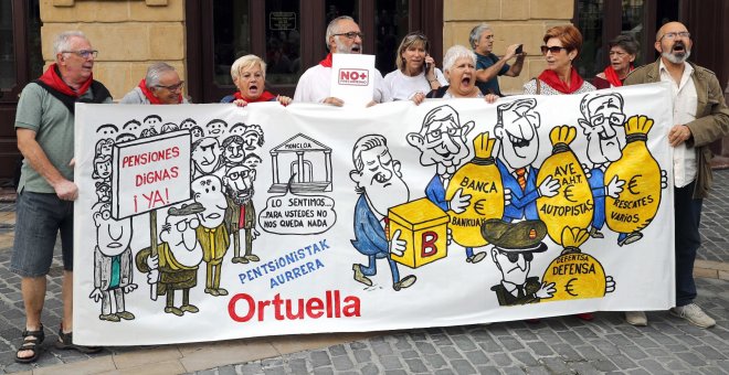 Un grupo de jubilados y pensionistas, integrantes de la "columna del norte", inician en Bilbao antes de salir una marcha hacia Madrid, donde el 15 de octubre se concentrarán junto a pensionistas de toda España en defensa de sus reivindicaciones. EFE/ Luis