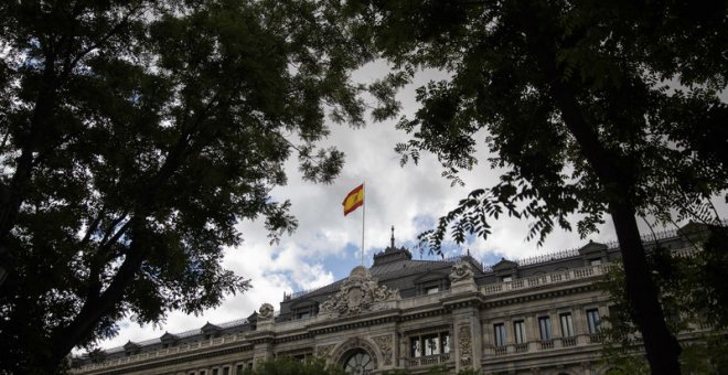 Una bandera de España ondea sobre el Banco de España, en madrid. REUTERS/Andrea Comas