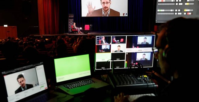 Edward Snowden presenta su libro desde Moscú mediante videoconferencia en Berlín. Reuters