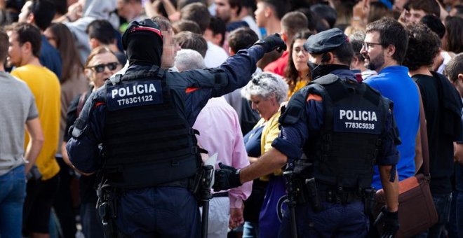 23/09/2019- Mossos d'Esquadra controlan a la multitud que se ha congregado ante el domicilio en el que agentes de la Guardia Civil llevan a cabo un registro en Sabadell (Barcelona) / EFE