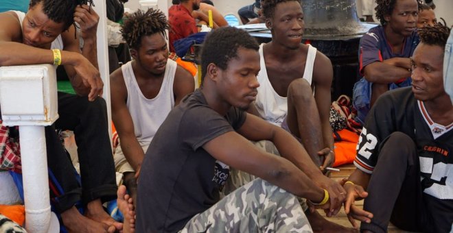 Migrantes en el barco Open Arms