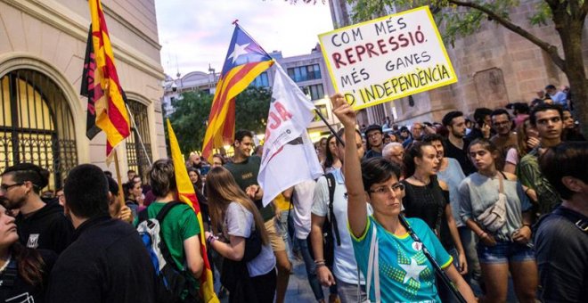 Decenas de personas se concentran en Sabadell para protestar por la detención de nueve personas vinculadas a los Comités de Defensa de la República (CDR). /EFE
