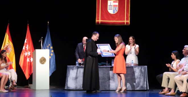 La alcaldesa de San Lorenzo del Escorial entrega la medalla al Prior del Valle de los Caídos. AYUNTAMIENTO SAN LORENZO DEL ESCORIAL