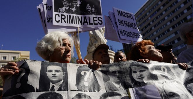 Manifestación de víctimas del franquismo frente al Tribunal Supremo.- REUTERS