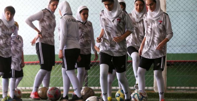 Un grupo de mujeres entrena en un centro deportivo de Teherán, la capital de Irán. (REUTERS)
