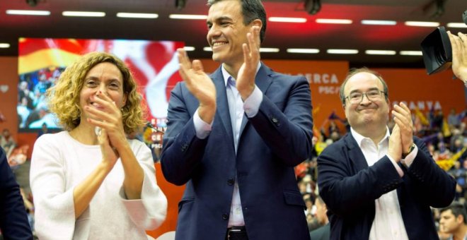 El líder socialista, Pedro Sánchez, con la cabeza de lista por Barcelona, Meritxell Batet, y el primer secretario del PSC, Miquel Iceta, en un mitin en Barcelona en la campaña de las elecciones generales del 28-A. EFE