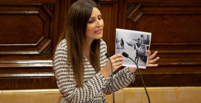 La portavoz de Ciudadanos en el Senado y portavoz en el Parlament, Lorena Roldán, muestra una fotografía del atentado de ETA en la casa cuartel de Vic, durante su intervención en el debate sobre política general. E.P./David Zorrakino