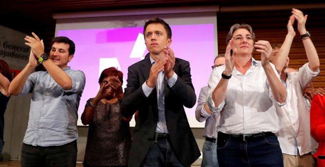 Íñigo Errejón aplaude junto a otros miembros de su partido tras anunciar su candidatura a las elecciones generales. (BALLESTEROS | EFE)