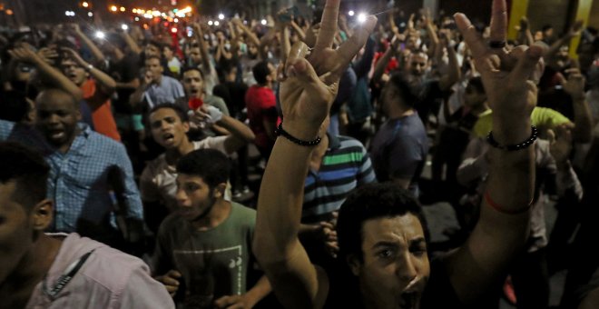 Un grupo de opositores al presidente egipcio Abdel Fatah Al Sisi se manifiesta en las calles de El Cairo. (REUTERS/Mohamed Abd El Ghany)