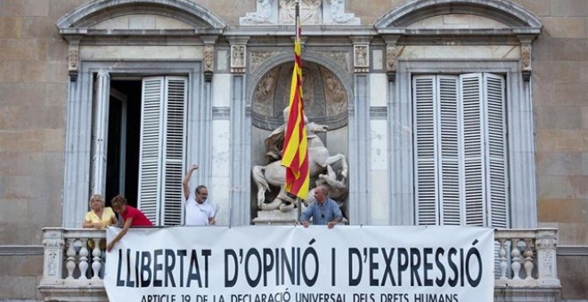 27/09/2019 - La Generalitat vuelve a colgar una pancarta en su fachada por la "libertad de opinión y expresión". / EUROPA PRESS