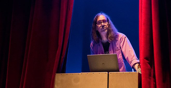 José Manuel Gómez, DJ Gufi, pinchando en el Teatro Flamenco Madrid. / CARMEN ENRÍQUEZ