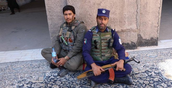 Policías afganos custodian una estación en Herat, Afganistán.  EFE/EPA/JALIL REZAYEE