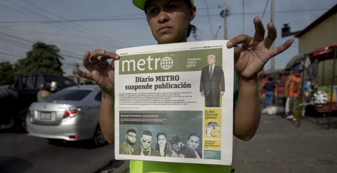 Un voceador ambulante ofrece la última edición del periódico Metro este viernes, en una calle de Managua (Nicaragua). Los periódicos nicaragüenses El Nuevo Diario, Metro y Maje, críticos con el Gobierno del presidente Daniel Ortega, dejaron de circular a