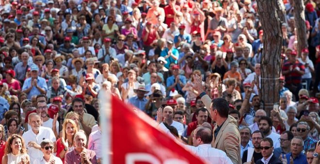 El presidente del Gobierno en funciones, Pedro Sánchez y el primer secretario del PSC, Miquel Iceta, durante su intervención en la Fiesta de la Rosa de los socialistas catalanes celebrada este domingo en Gavà (Barcelona) . EFE/ Alejandro García