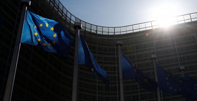 Bandera de la UE en las oficinas de la Comisión Europea en Bruselas. / Reuters