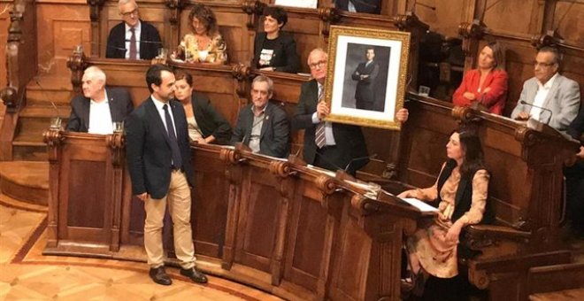 El diputado del PP Josep Bou, con el retrato del rey. EUROPA PRESS