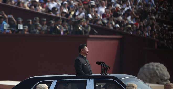 El presidente chino, Xi Jinping, viaja en una limusina abierta para revisar un desfile militar que conmemora el 70 aniversario de la fundación de la República Popular de China, en Beijing.  EFE / EPA / ROMAN PILIPEY