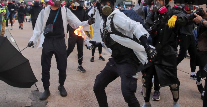 Un manifestante antigubernamental arroja un cóctel molotov a la policía durante una protesta en el Día Nacional en Hong Kong. EFE / EPA / FAZRY ISMAIL