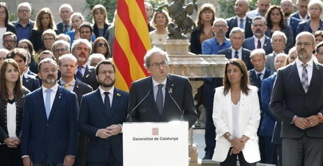 El president Quim Torra i el vicepresident Pere Aragonès llegeixen una declaració institucional en l'aniversari del referèndum de l'1 d'octubre del 2017, al Palau de la Generalitat. EFE / Andreu Dalmau