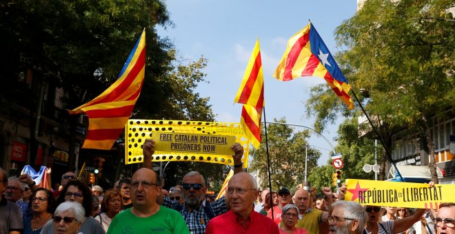 Manifestantes sostienen una pancarta en la que se lee "Libertad para los presos políticos, ya" durante la jornada de protestas del 1-O en Barcelona. REUTERS/Enrique Calvo