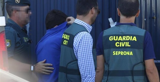 Registro de la Guardia Civil en la nave de Magrudis junto a sus propietarios. Europa Press/María José López
