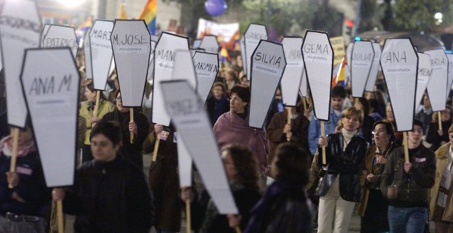 Manifestación con motivo de la Día de la Mujer en la que los asistentes portaron pancartas con los nombres escritos de mujeres asesinadas por sus maridos y compañeros en España. EFE/Archivo