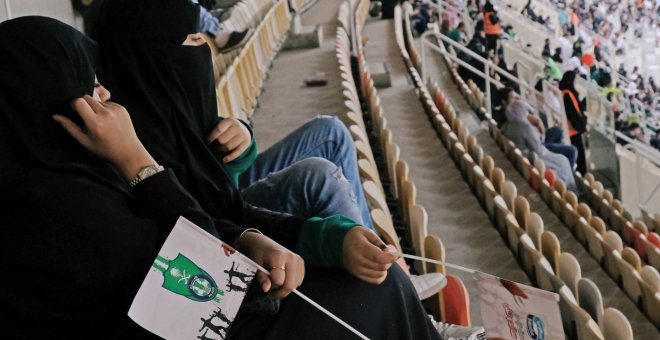 Mujeres asisten a un partido de fútbol en Arabia Saudí
