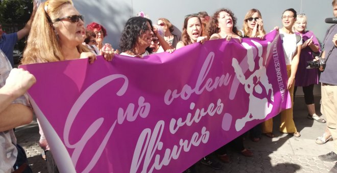 Algunas de las participantes en la concentración en apoyo e las tres acusadas del juicio por  el Coño Insumiso, en Sevilla. S.F.R.