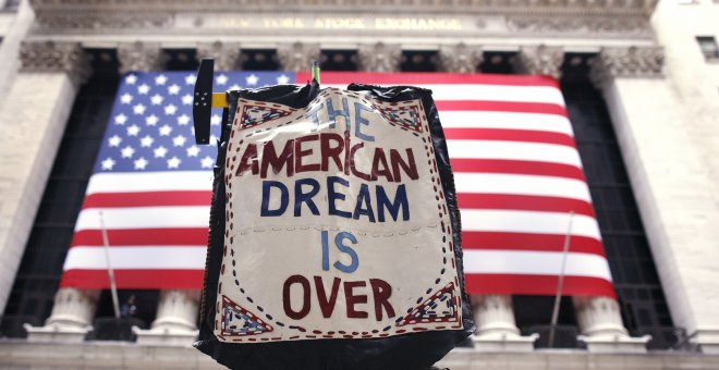 Un manifestante con un cartel que dice 'El sueño americano se ha acabado' en una concentración frente a la bolsa de Wall Street, en Nueva York. REUTERS/Shannon Stapleton