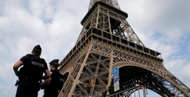 Policía en la Torre Eiffel, en una imagen de archivo. / REUTERS - PASCAL ROSSIGNOL