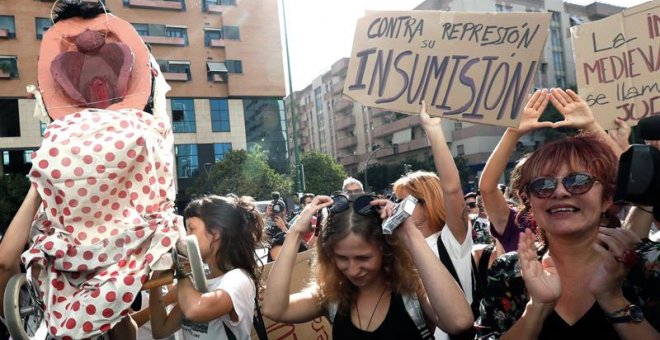 03/10/2019 - Concentración de apoyo a las tres acusadas por la manifestación del "Coño Insumiso" en Sevilla. EFE/ José Manuel Vidal
