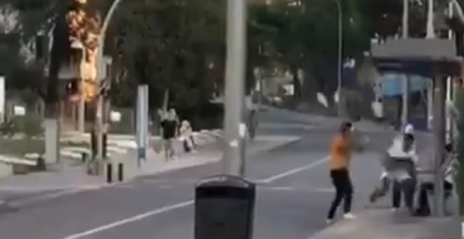 Captura del vídeo en el que dos encapuchados golpean con remos a dos jóvenes, supuestamente, menores migrantes tutelados por la Comunidad de Madrid, en el Barrio de Hortaleza.