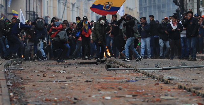 Las protestas se suceden en Ecuador después de la subida del precio del combustible, provocada por la eliminación de un subsidio por parte del Gobierno de Lenín Moreno./ José Jácome (EFE)