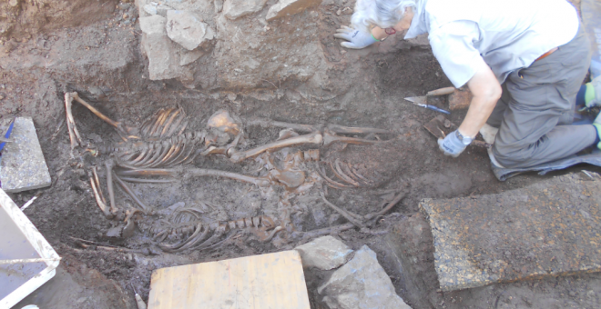 Trabajos de exhumación del equipo arqueológico en el viejo cementerio de Higuera de la Sierra (Huelva)./ Juan Manuel Guijo.