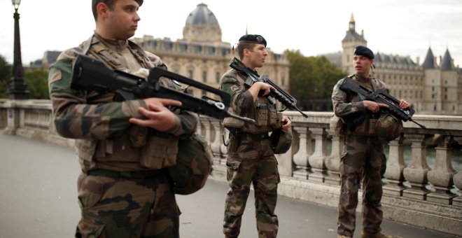 03/10/2019 - El personal de seguridad es visto después de un ataque contra la sede de la policía en París, Francia. REUTERS / Christian Hartmann