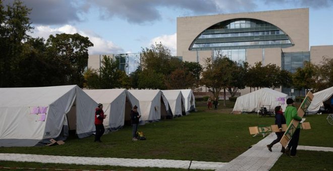 Tiendas de acampada de la protesta climática enfrente del puesto de Merkel. EFE/EPA/OMER MESSINGER